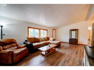 Living Room/Entrance