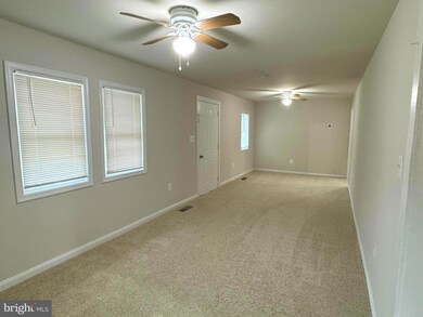 18312 Chestnut Dr, Triangle, VA 22172 - photo 2