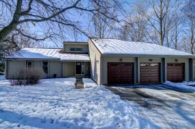 431 Bramble Ln, Brooklyn, WI 53521 - photo 2