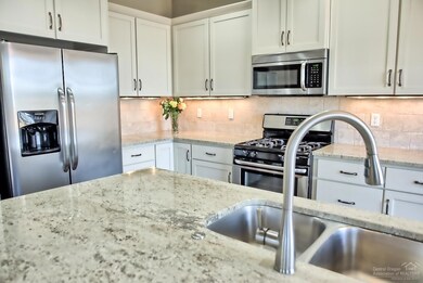 1027 SE Leonel Ln, Bend, OR 97702 - photo 4