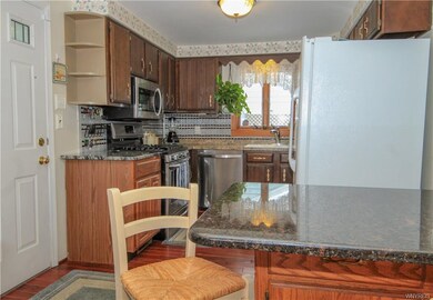 Have breakfast or a quick snack at the granite pen