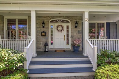 38ROBIN04_Front Entrance_preview