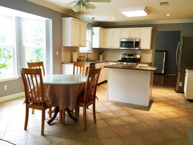 Eat-in-Kitchen