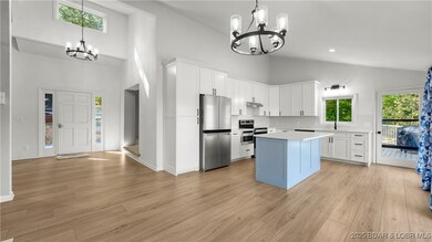 Vaulted Ceilings, Stainless Appliances, Custom Cab
