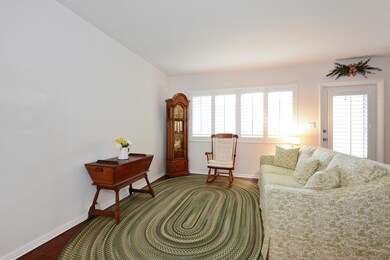 04_426NE7thAvenue_1F_1_LivingRoom_HiRes