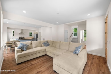 10-web-or-mls-1023-w-laurel-way