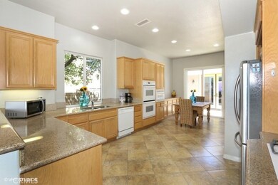 22052 Gold Canyon Dr, Santa Clarita, CA 91390 - photo 4
