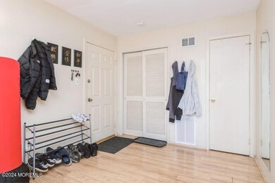 04_405BrookviewCt_32_Foyer_Small