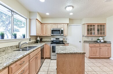 1311 Bayou Oak Dr, Friendswood, TX 77546 - photo 6