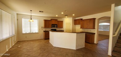 Large kitchen, breakfast rm