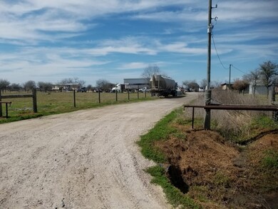 9610 E Creek Bend Dr, Needville, TX 77461 - photo 2