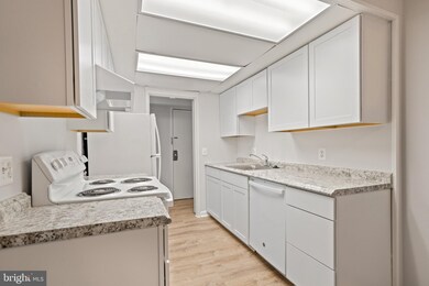 11654 Stoneview Square unit 2B, Reston, VA 20191 - photo 4