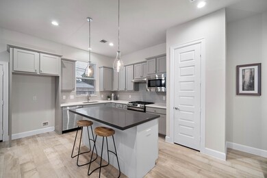 502 W Donovan St unit L, Houston, TX 77091 - photo 7