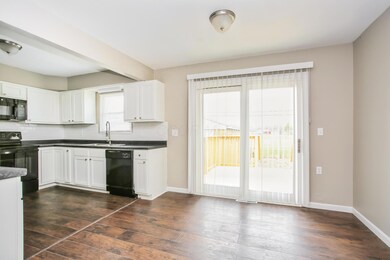 006-photo-dining-room-10673745