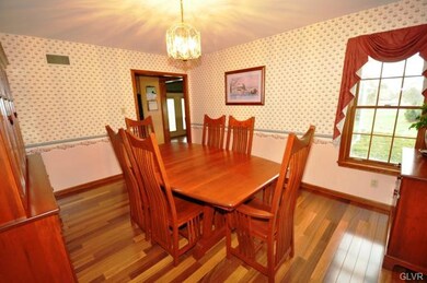 4461 Windfield Cir, Emmaus, PA 18049 - photo 5