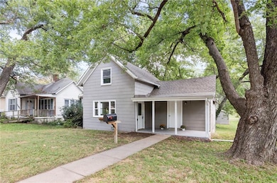 1207 S 2nd St, Leavenworth, KS 66048 - photo 2