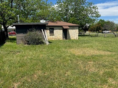603 Whitney St, Fredericksburg, TX 78624 - photo 4