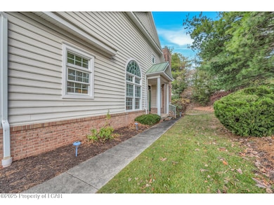 604 Thackeray Close, Moosic, PA 18507 - photo 3