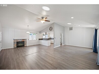 Living Room/Entrance