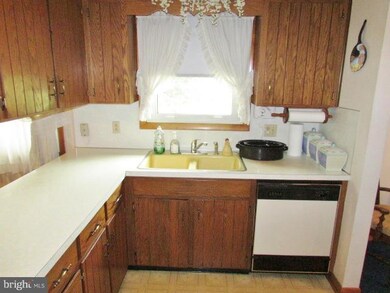 214 Edgewater Dr, Chambersburg, PA 17202 - photo 7