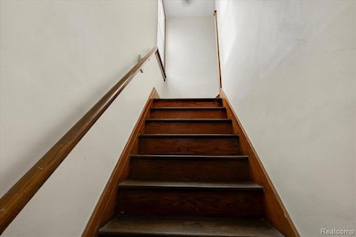 1413 Wayburn St, Grosse Pointe, MI 48230 - photo 2