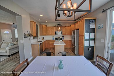 Dining to kitchen