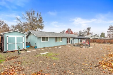 1131 Vista Dr, Central Point, OR 97502 - photo 5