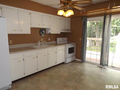 2924 W 66th St, Davenport, IA 52806 - photo 2