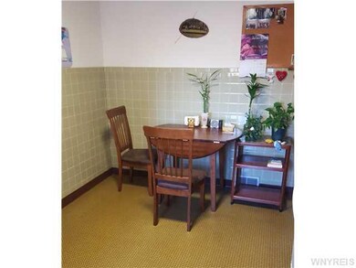 Kitchen Spacious  & bright eat in kitchen,new stai