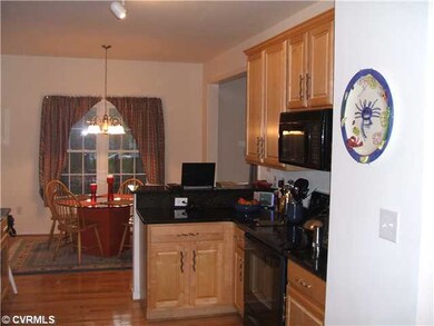 Kitchen - Kitchen showing eat-in area overlooking 