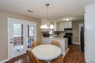 Eat-in kitchen