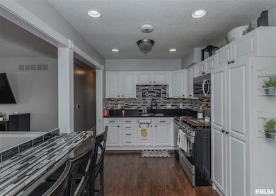 2220 Valley Dr, Davenport, IA 52806 - photo 2