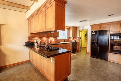 07 Kitchen 1 (Medium)
