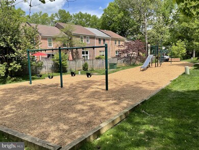 11927 Travistock Ct, Reston, VA 20191 - photo 4