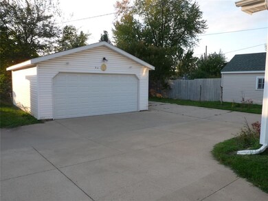 128 17th St SW, Cedar Rapids, IA 52404 - photo 6