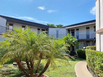 7 Greenway Village N unit 211, Royal Palm Beach, FL 33411 - photo 2