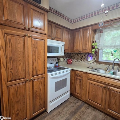 1105 N 3rd St, Oskaloosa, IA 52577 - photo 4