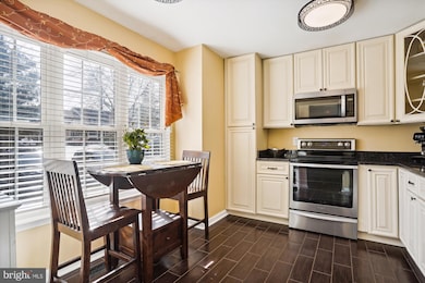 10202 Roberts Common Ln, Burke, VA 22015 - photo 6