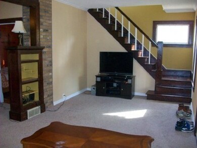 livingrm with stairs<|><|>