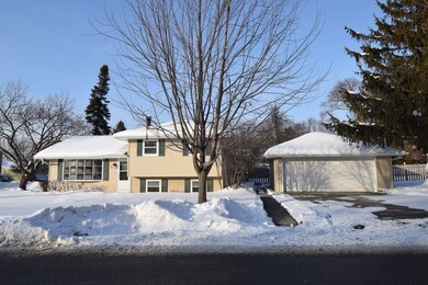 3 Acorn Ln, Lake In the Hills, IL 60156 - photo 2