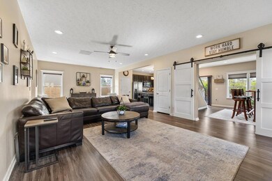 Living Room-1619 Metcalfe Ave - 05