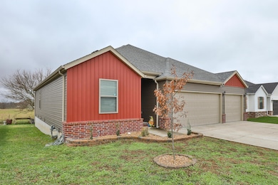 442 W Picardy St, Republic, MO 65738 - photo 2