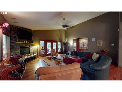 Living Room-Vaulted Ceilings