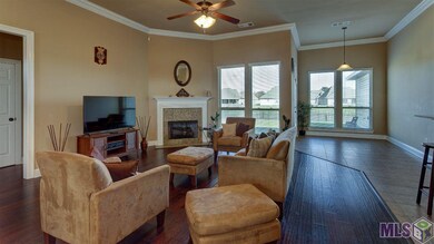 Large family room, don't let pictures fool you!