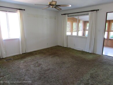5_569 W. Dexter living room