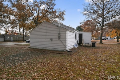 10129 Ashbrook Dr, Saint Louis, MO 63137 - photo 7