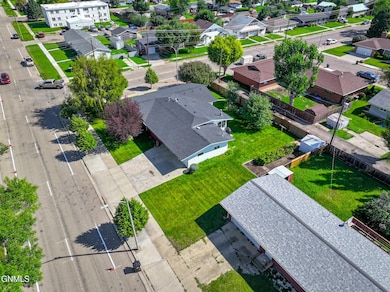 815 14th St W, Williston, ND 58801 - photo 6