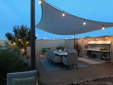 LQQK A OASIS  IN YOUR BACK YARD WITH ROMANTIC LIGH