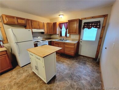 Adorable kitchen with island