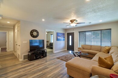 3202 E Clarendon Ave-0158